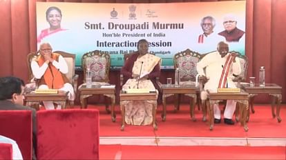 संवाद कार्यक्रम में मौजूद राष्ट्रपति द्रौपदी मुर्मू व राज्यपाल और मुख्यमंत्री।