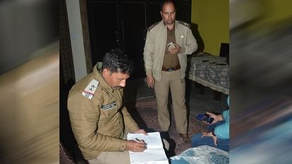 Brave daughter Class IX student saved her life by holding hand of miscreants fire Crime uttarakhand news