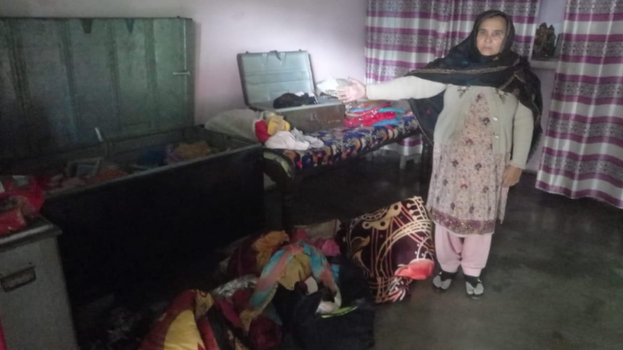 BAGHPAT NEWS: thieves looted goods worth eight lakhs Locking three families in a room