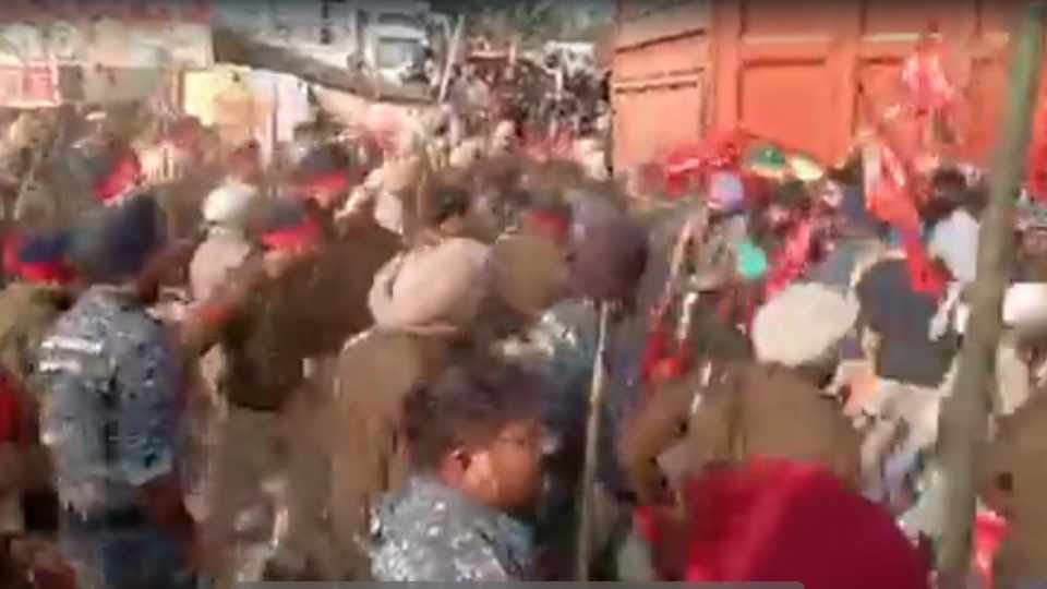 Punjab Police lathi charged Mazdoor Union people who marching towards CM residence in Sangrur