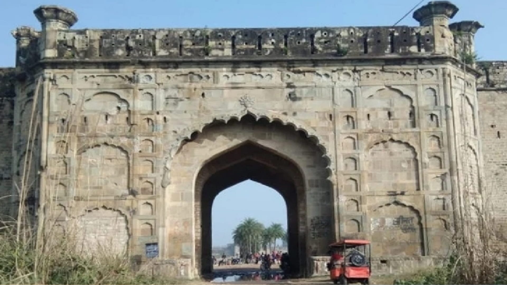 Amangarh is also included in the tourism circuit of UP.