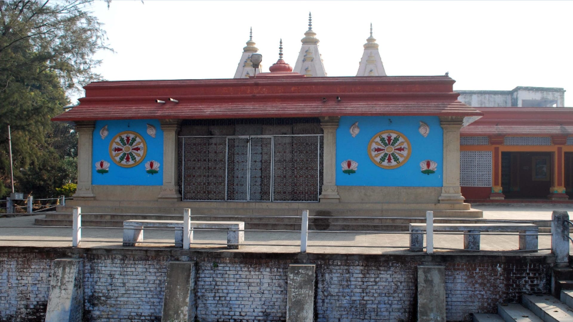 Amangarh is also included in the tourism circuit of UP.