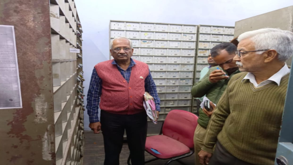 jewelery of 15 lakh of a businessman has missing from bank locker in Bijnor