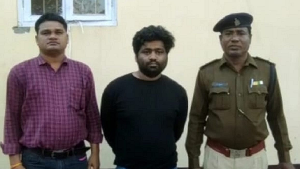 junior cheated rs six lakh on pretext of medical college admission