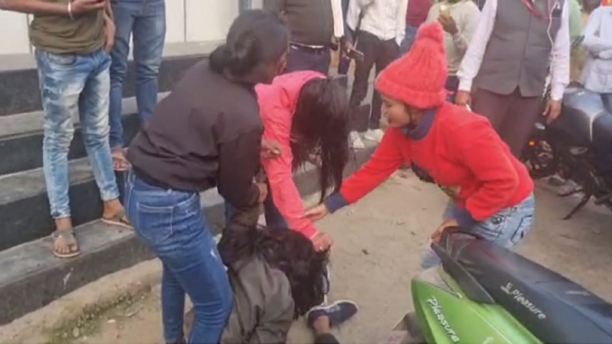 Chhattisgarh Girls Group Beat Up A Girl On The road In Ambikapur