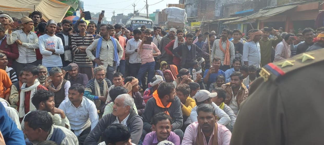 Banda: Farmers blocked the road