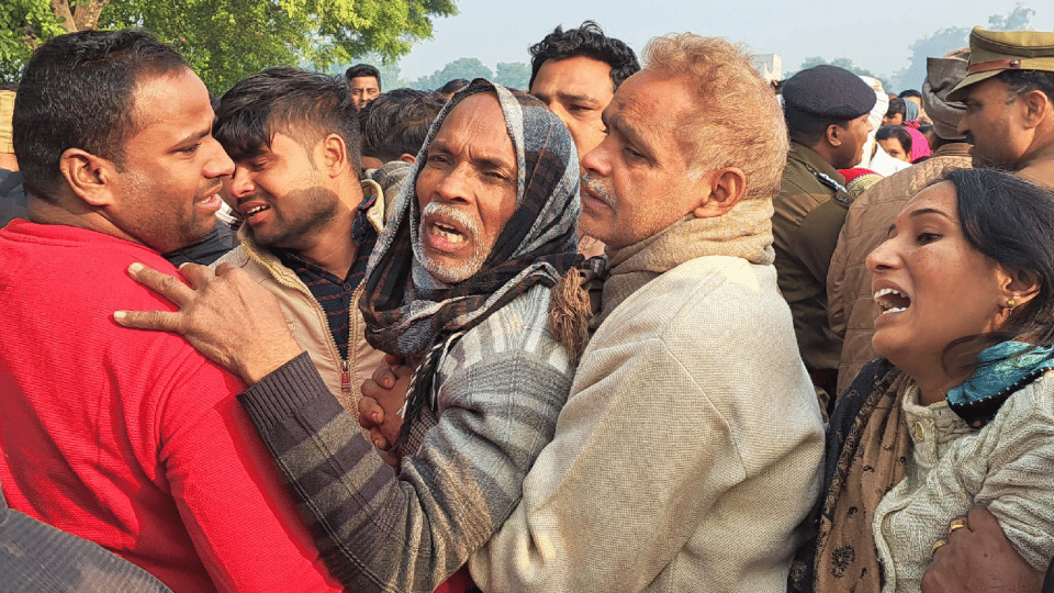 six members burnt alive of a family in house fire in firozabad
