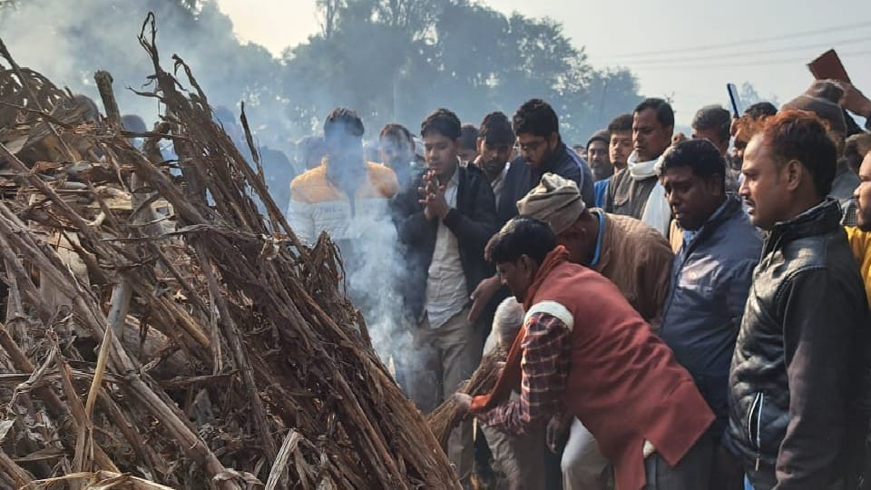 Six dead bodies burnt on the same pyre in firozabad