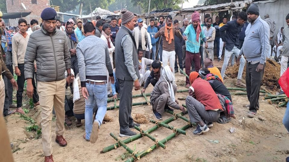 Six dead bodies burnt on the same pyre in firozabad