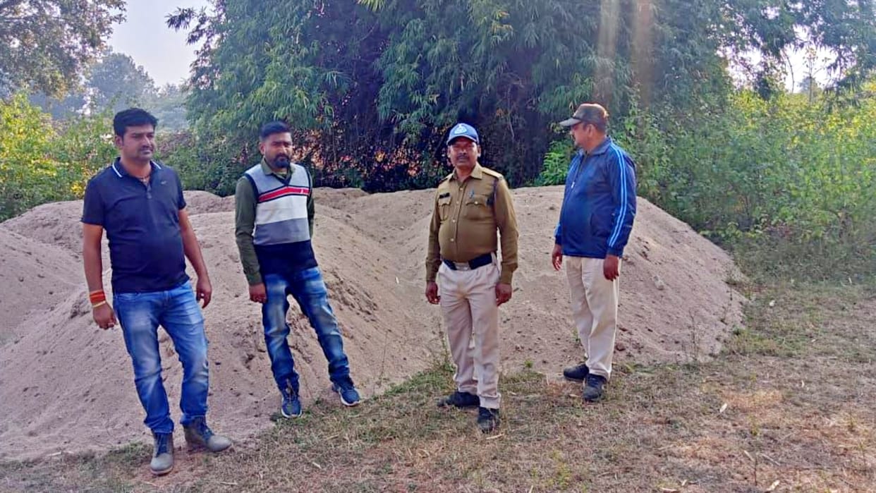 Illegal sand seized in Katni 55 trolleys were being stored at two places