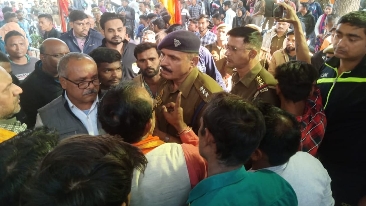 Jhansi: Miscreants damaged the idol of the religious place, tension spread in the area