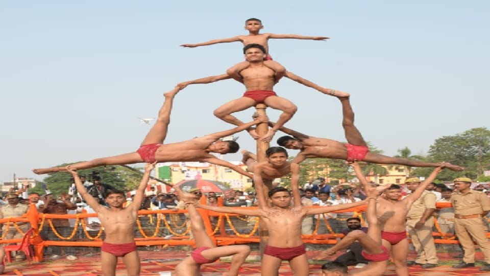 Players doing amazing stunts in Mallakhamb sport in Agra