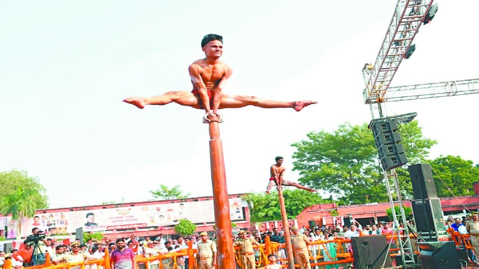 Players doing amazing stunts in Mallakhamb sport in Agra