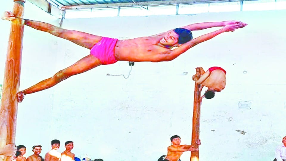 Players doing amazing stunts in Mallakhamb sport in Agra