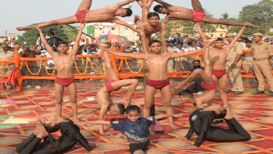 Players doing amazing stunts in Mallakhamb sport in Agra
