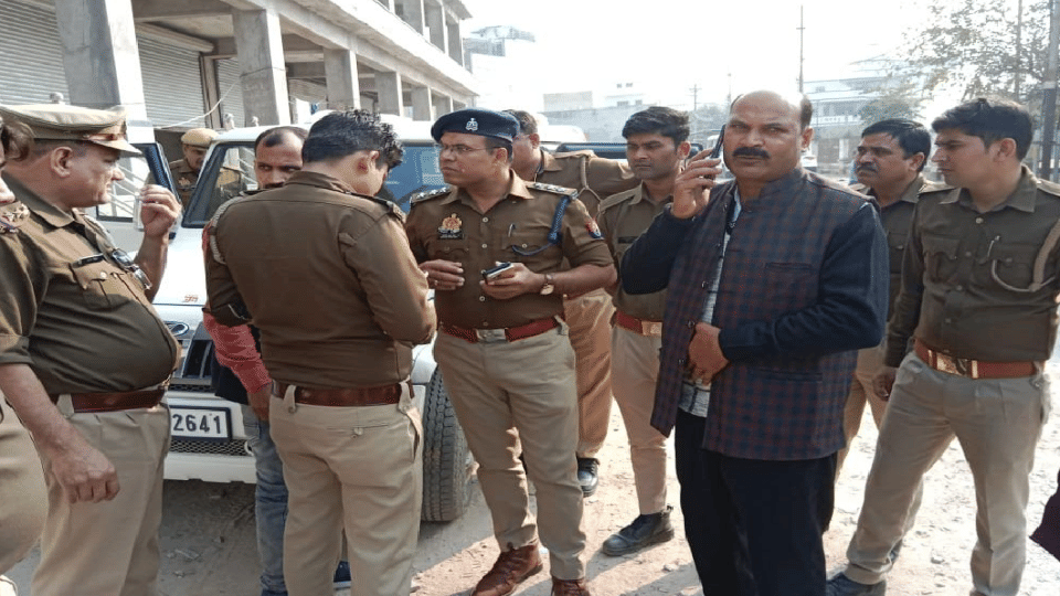 police recovered cash from bolero car during checking in mainpuri