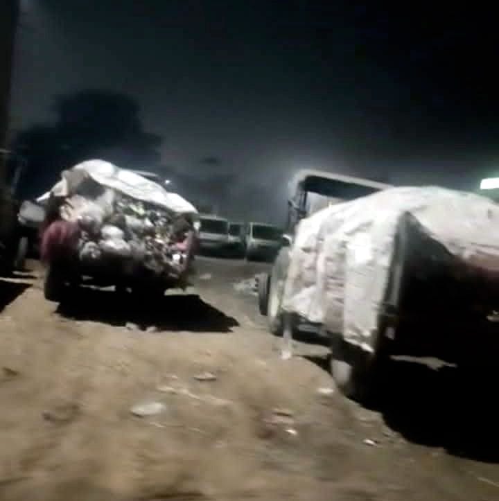 Now the city council officials searched the garbage in the dark of night, then there was a smell of mess.