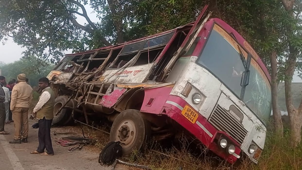 Road Accident In Bahraich Truck Collided with Roadways Bus in UP News in HIndi
