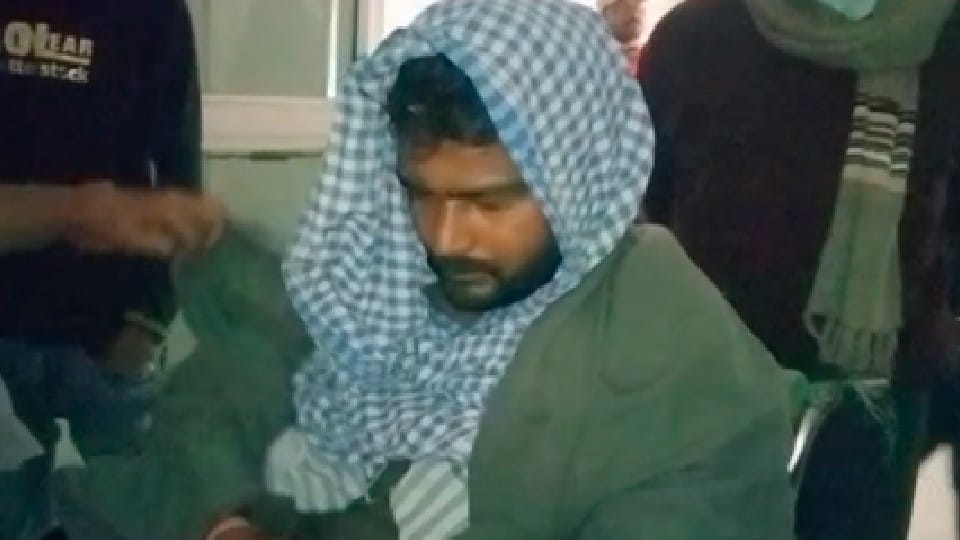 Satna: Ambulance driver took the patient admitted to the district hospital in private