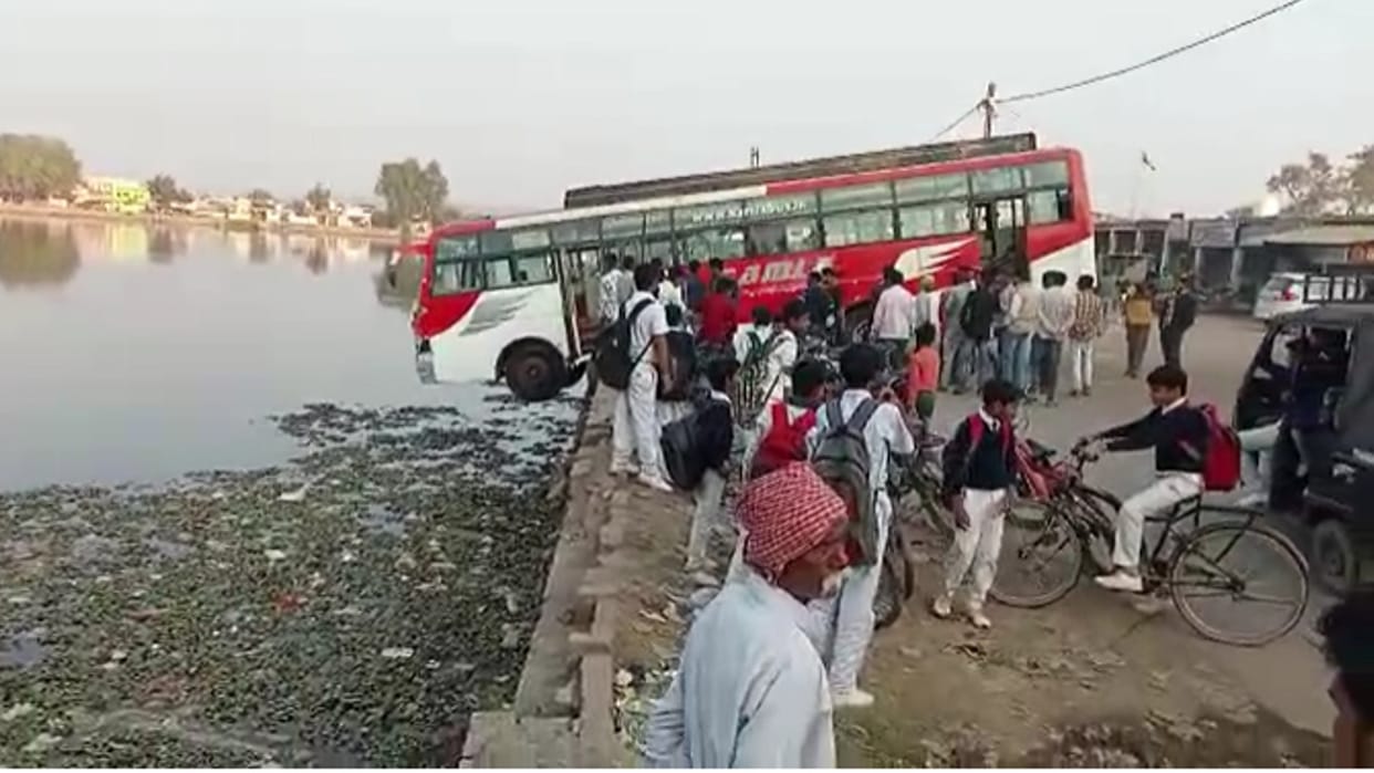 Passenger bus saved from falling in Puraina pond of damoh accident happened due to brake failure
