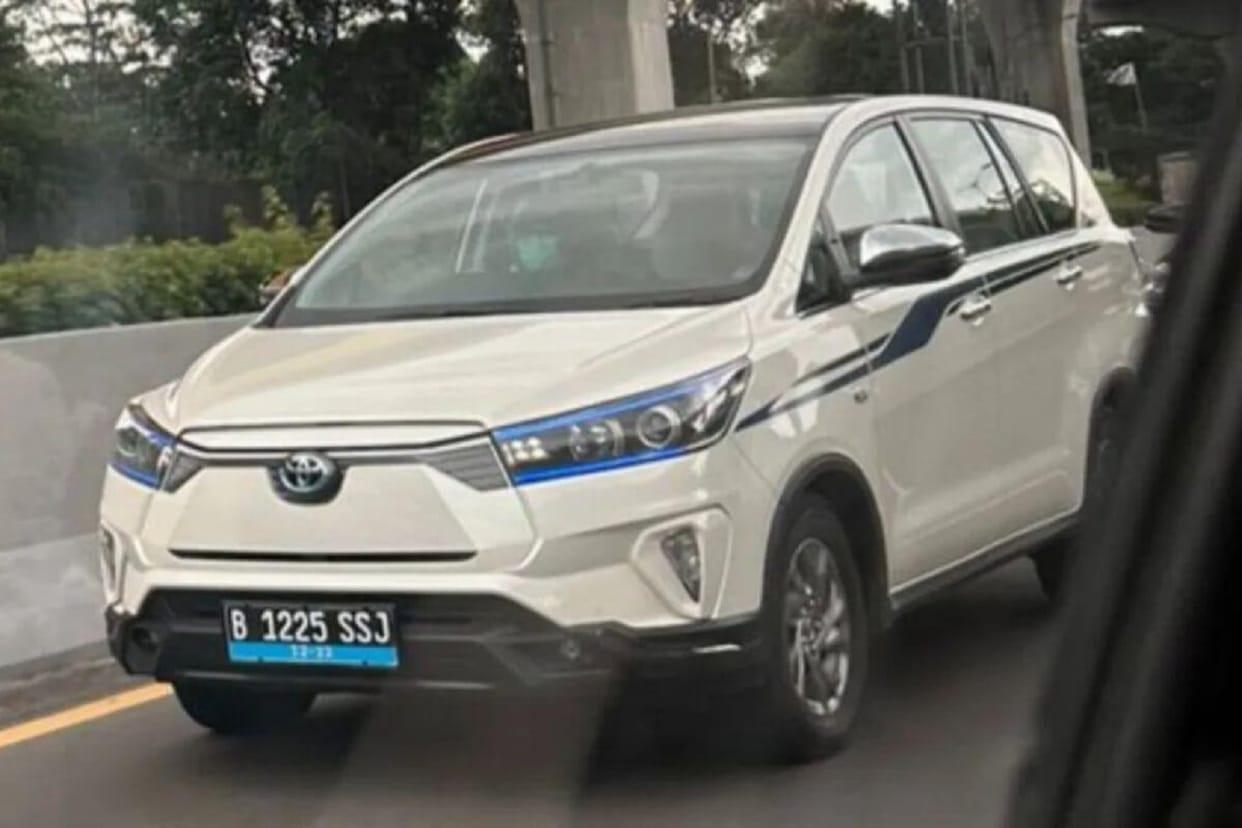 Toyota Innova Electric MPV Spied For The First Time During Testing in Indonesia News in Hindi
