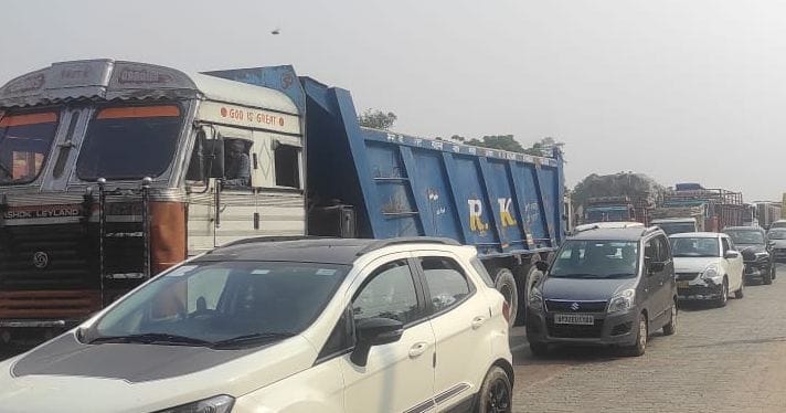 Due to tractor-bus collision, there was a jam on Hardoi road for two hours.