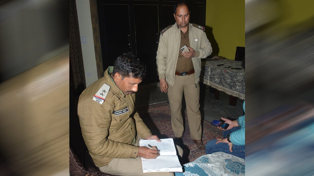 Brave daughter Class IX student saved her life by holding hand of miscreants fire Crime uttarakhand news