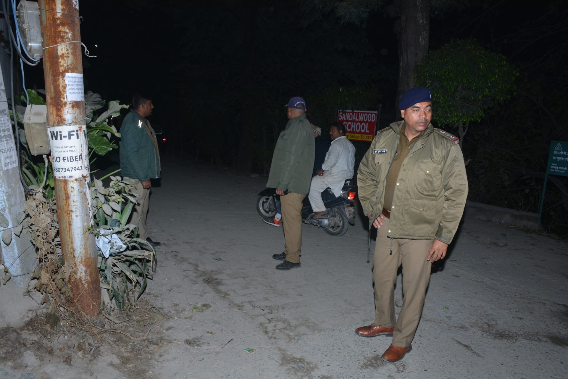 Brave daughter Class IX student saved her life by holding hand of miscreants fire Crime uttarakhand news