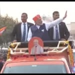 अहमदाबाद में रोड शो करते पीएम मोदी।