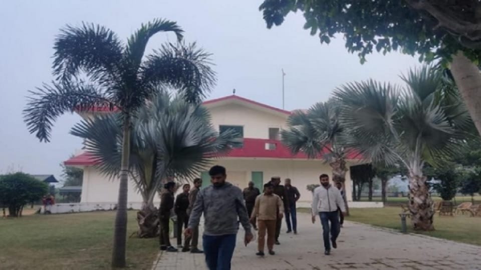 Gurugram : farmhouses sealed as part of drive against illegal constructions