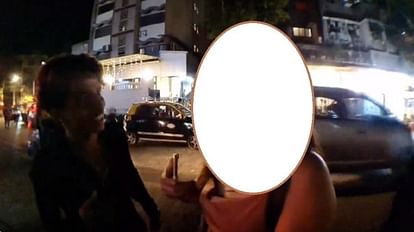 कोरियाई महिला यूट्यूबर के साथ मुंबई की सड़क पर छेड़छाड़।