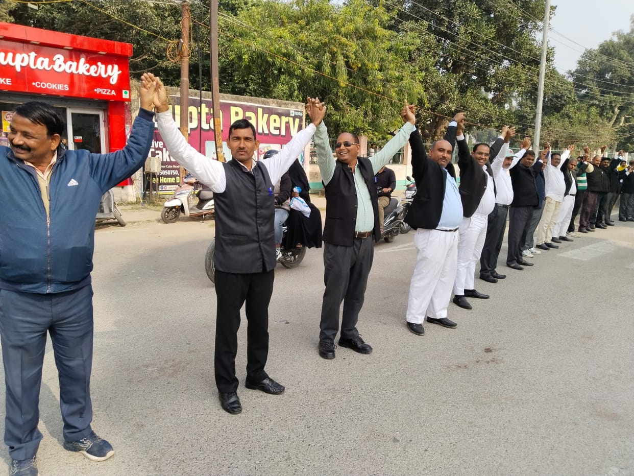 Protest slogans echoed on the streets of Azamgarh Advocates held the Collectorate hostage for half an hour