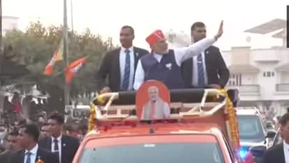अहमदाबाद में रोड शो करते पीएम मोदी।