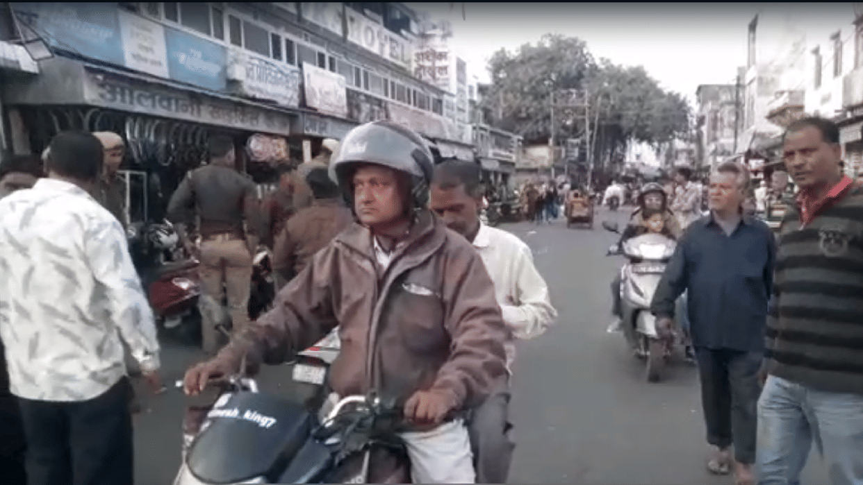 bicycle businessman complained, the vegetable sellers entered the shop and beat him up