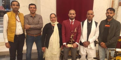 अर्जुन पुरस्कार मिलने के बाद बॉक्सर अमित पंघाल अपने माता-पिता, भाई और कोच के साथ। विज्ञप्ति