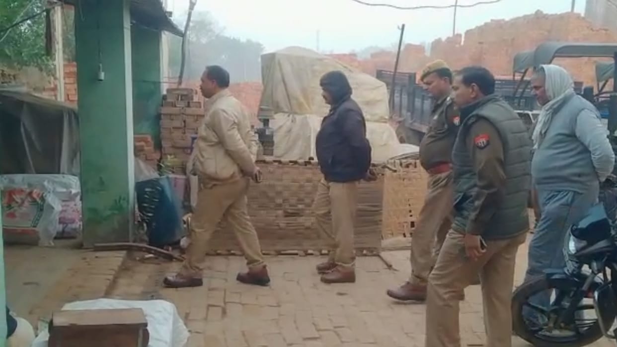 Robbers attack on brick kiln in ramnagar in Barabanki.