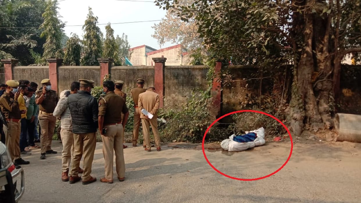 Female sweeper found the dead body of a young man tied in a cloth, people gathered to make noise
