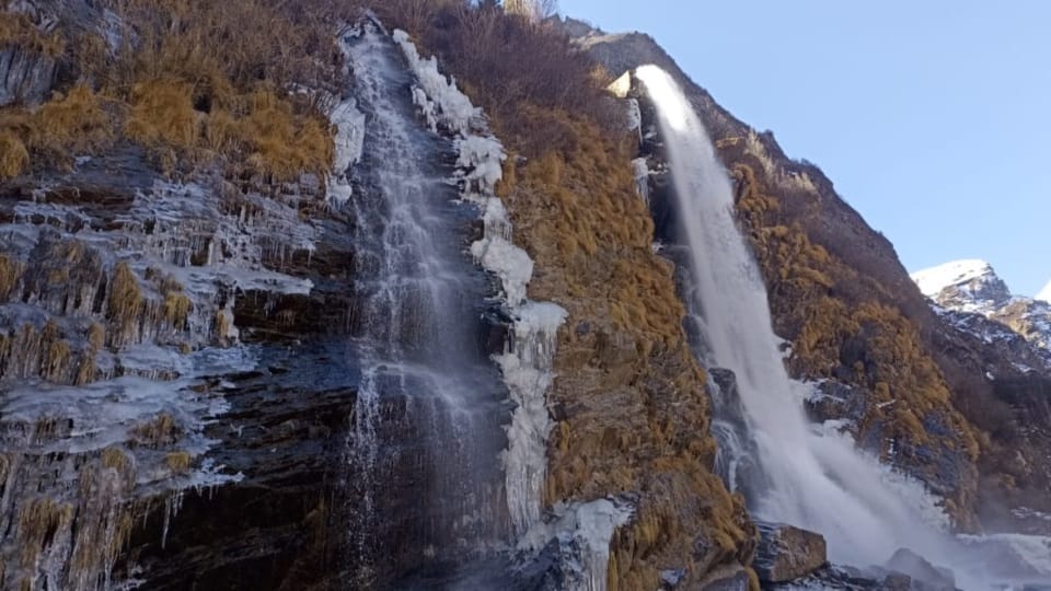 Uttarakhand Weather winter, winter 2022: Bitter cold weather in badrinath river and waterfall frozen photos