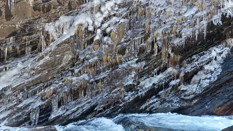 Uttarakhand Weather winter, winter 2022: Bitter cold weather in badrinath river and waterfall frozen photos