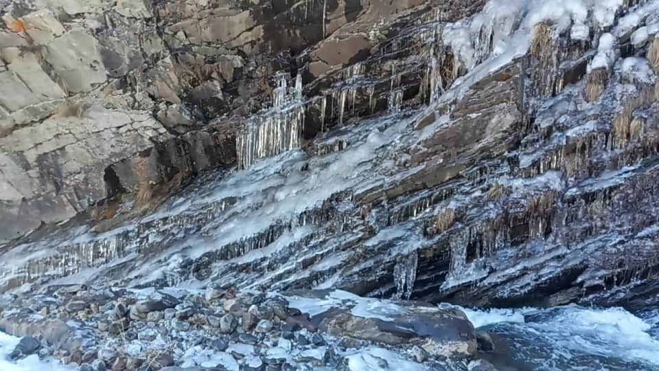 Uttarakhand Weather winter, winter 2022: Bitter cold weather in badrinath river and waterfall frozen photos