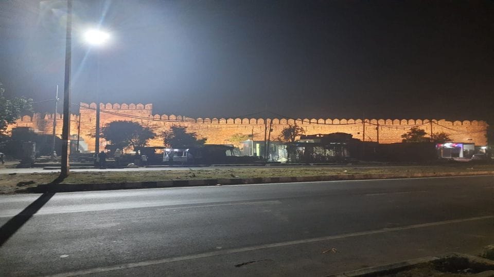 Taj Mahal should be opened for tourists till 10 pm at Night