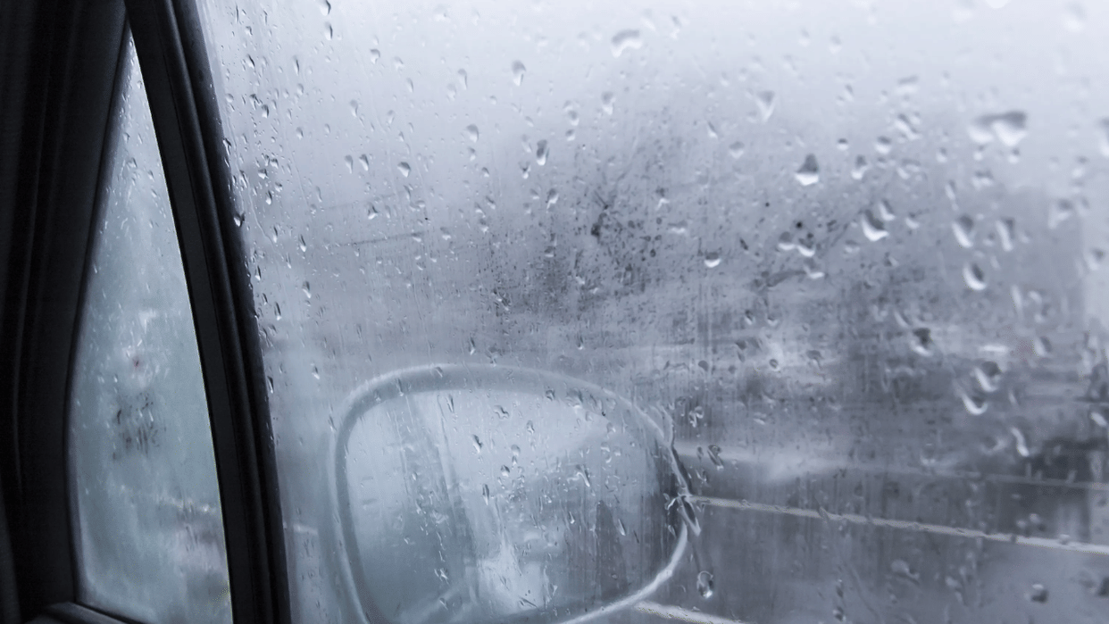 Fog accumulation on windshield in winter season causes problems, know how to clean it disprj