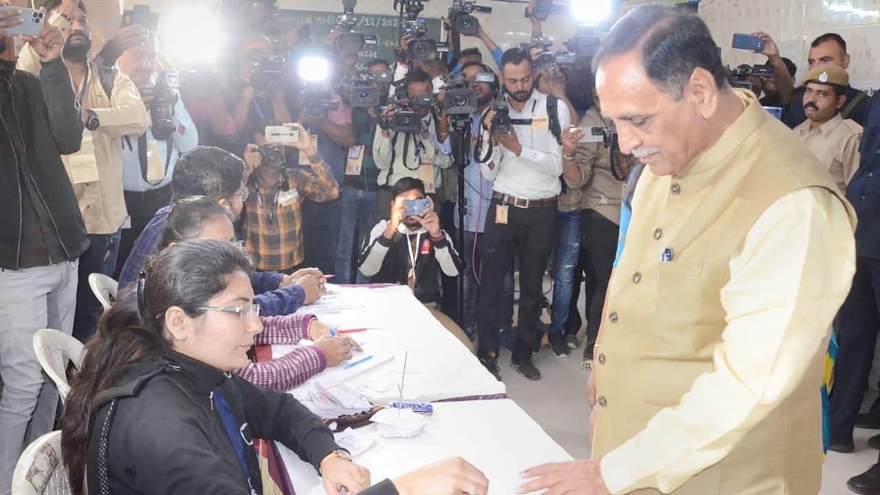 Gujarat Election 2022 Ravindra Jadeja to Minister-MLAs and royal family, see the first phase of voting