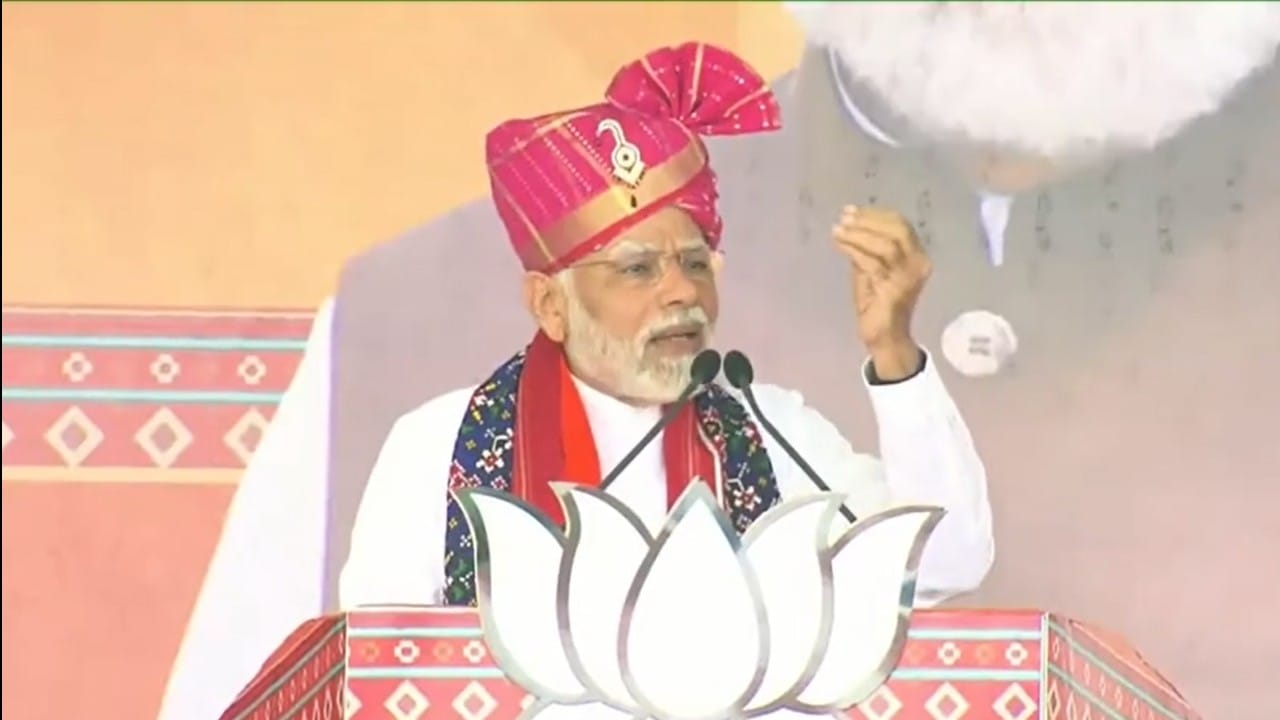 गुजरात में रैली करते हुए पीएम मोदी।