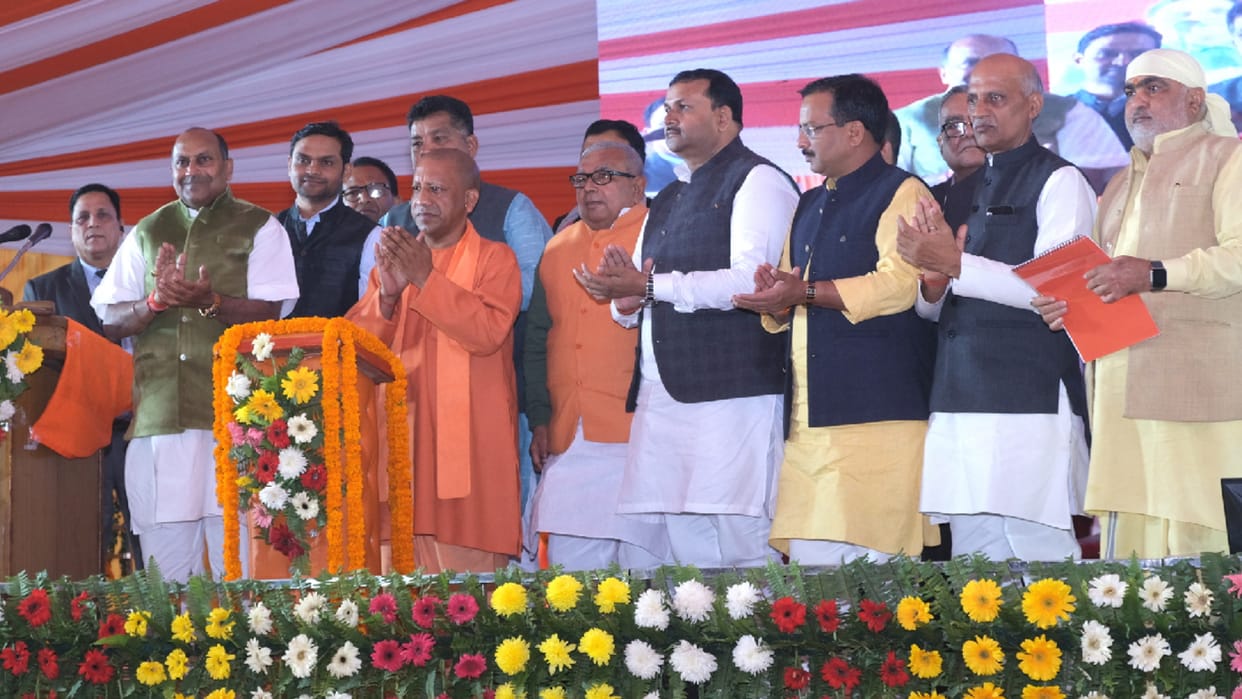 CM Yogi called upon entrepreneurs of Gorakhpur at foundation day celebration of Gida