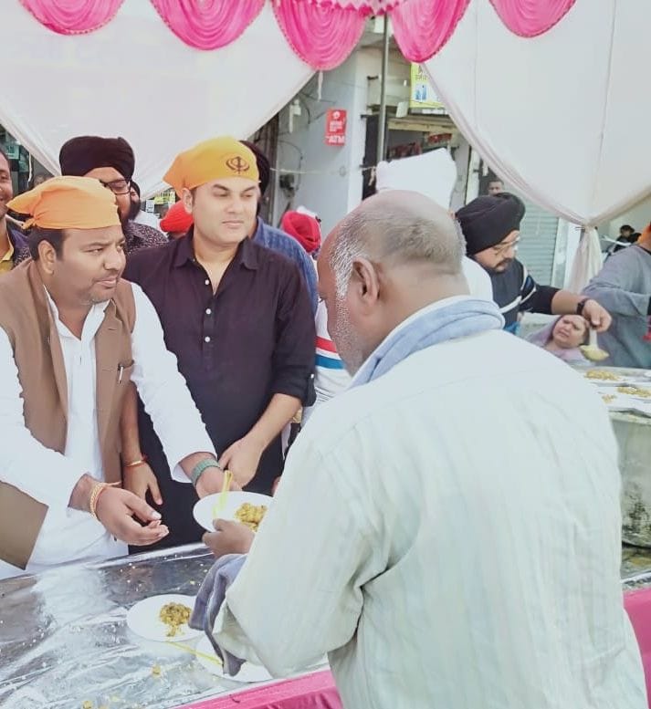 People served langar on the occasion of Martyrdom