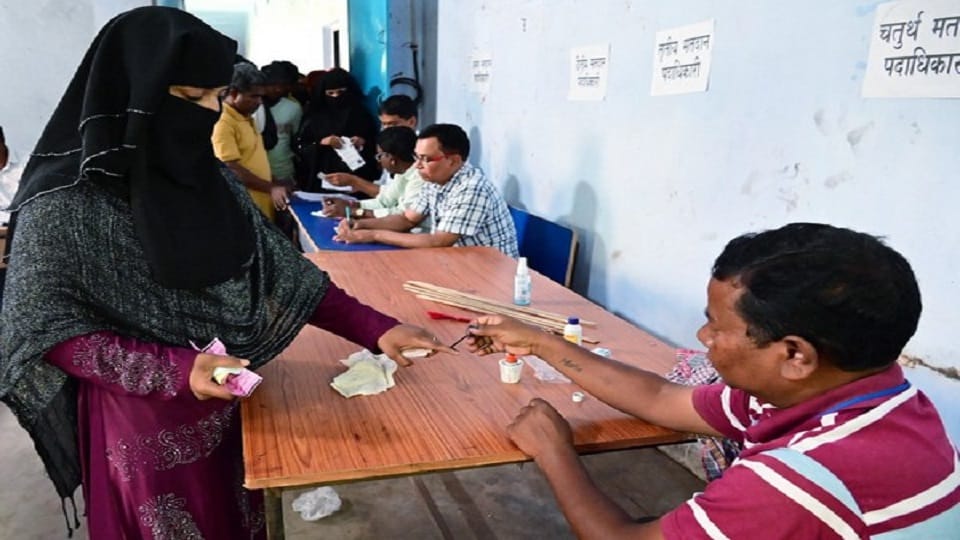 Gujarat Elections: Congress handed over emotional issue to BJP, voting on 89 seats in first phase today