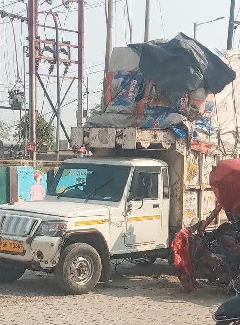 Hathras: Max vehicle damaged the barrier of Mendu gate