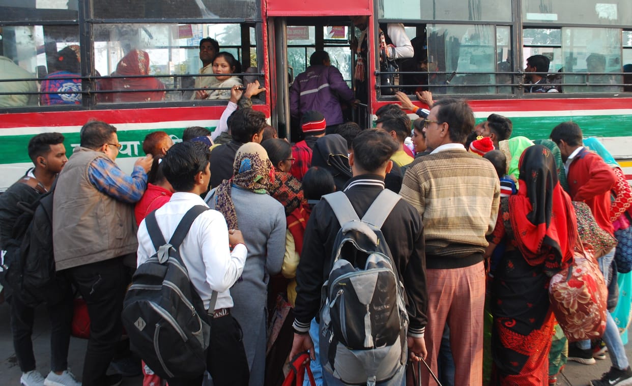 Hathras: Shortage of roadways buses, passengers are facing trouble