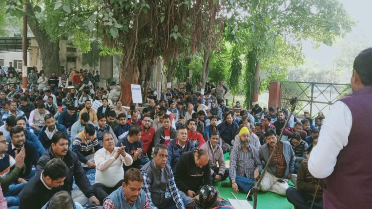 MEERUT: Electrical workers started strike from today, women also joined, work will be disrupted